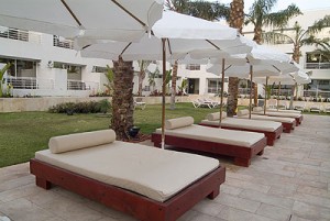 royal-tulip-eilat-hotel-sunbeds